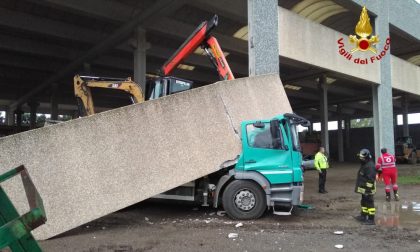 Urta la trave di un capannone che crolla sulla cabina del camion: autista miracolato FOTO