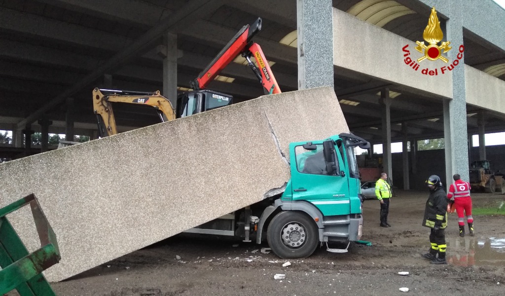 Urta la trave di un capannone che crolla sulla cabina del camion: autista miracolato FOTO