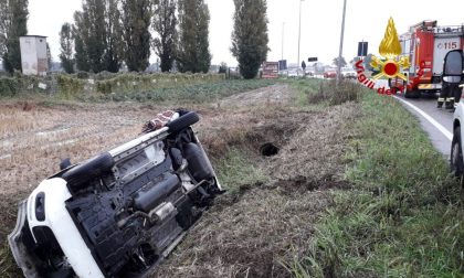 Auto ribaltata nel fosso, una donna in ospedale