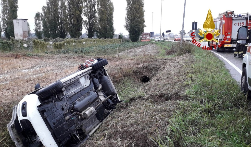 Auto ribaltata nel fosso, una donna in ospedale