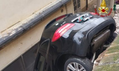 Perde il controllo dell'auto, sfonda un muretto e precipita per 4 metri FOTO