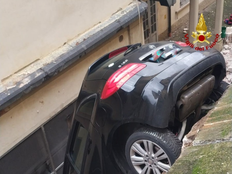 Perde il controllo dell’auto, sfonda un muretto e precipita per 4 metri FOTO