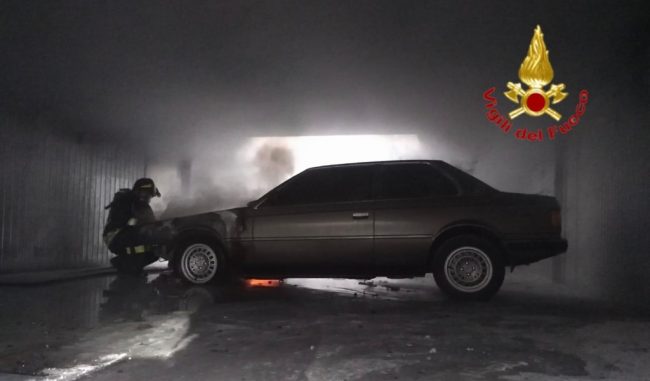 Guasto elettrico e l’auto d’epoca prende fuoco FOTO