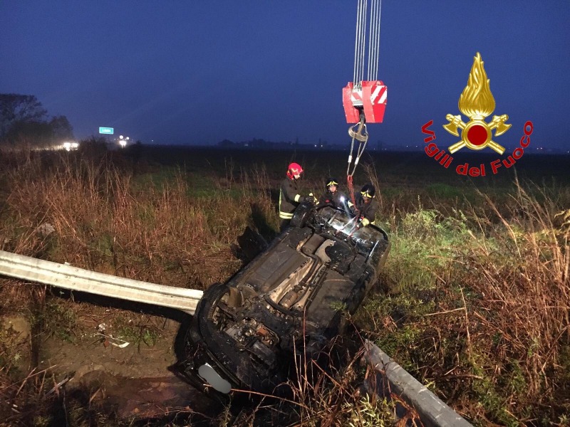 Auto fuori strada sulla SP412 tra Villanterio e Valera Fratta FOTO