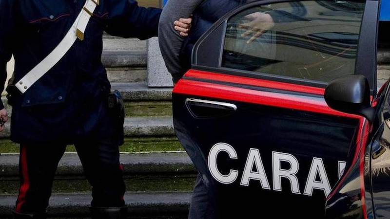 Ricettazione, detenzione illegale di armi e spaccio: 5 persone arrestate