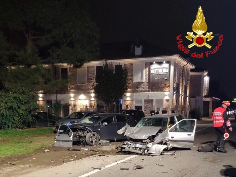 Incidente con quattro auto coinvolte, una persona incastrata FOTO