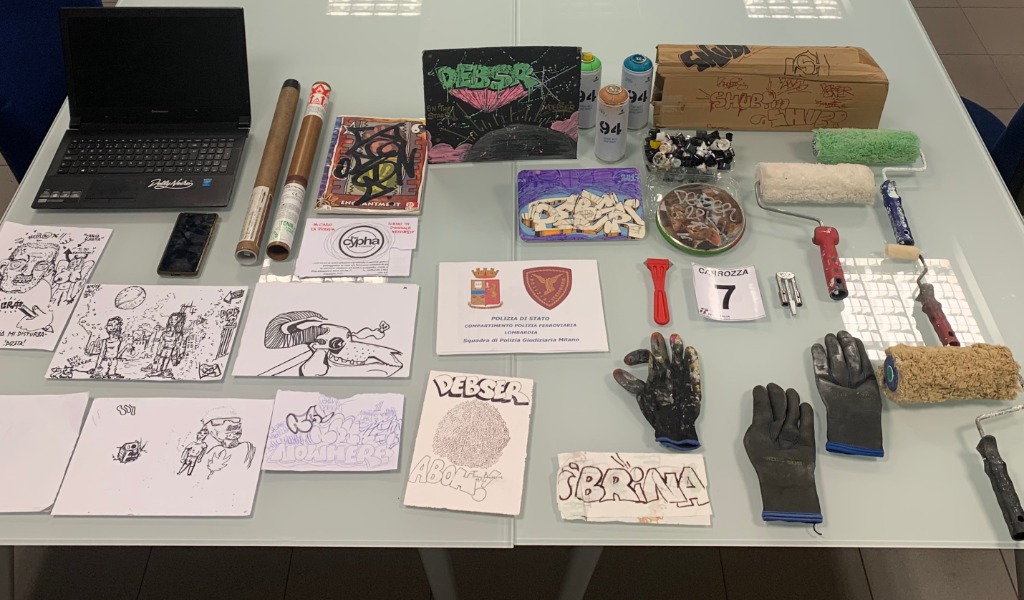 Writers imbrattano treni in stazione a Voghera: tre denunciati