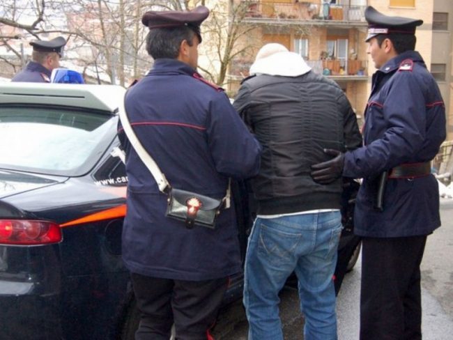 Adescava minori in rete con profilo falso poi ne abusava vestito da donna: arrestato