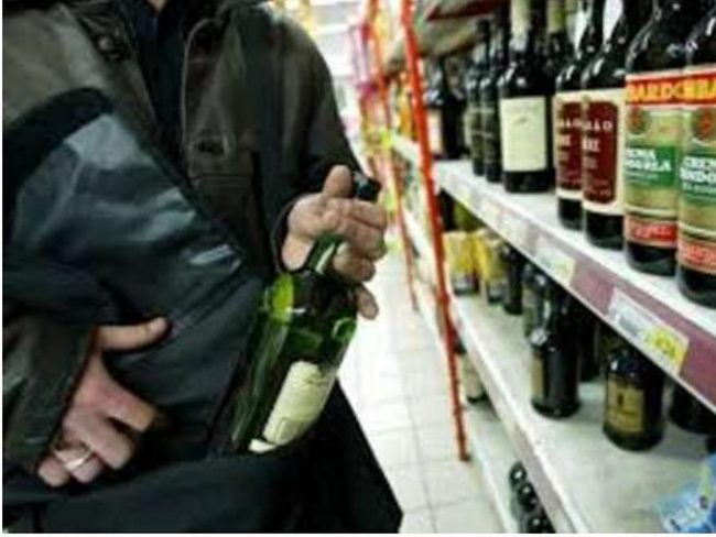 In due rubano liquori al supermercato, uno è minorenne