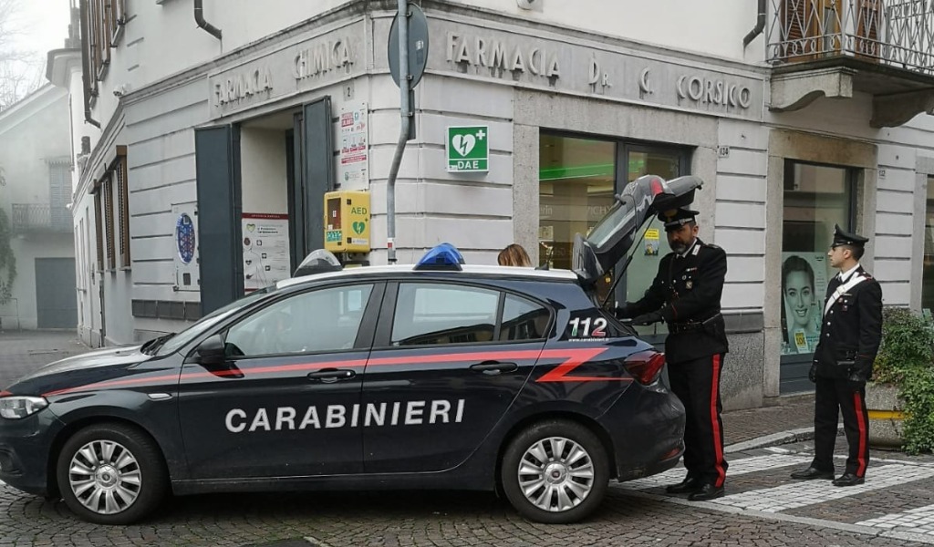 “Vorrei della Tachipirina”: poi estrae il coltello e minaccia la farmacista