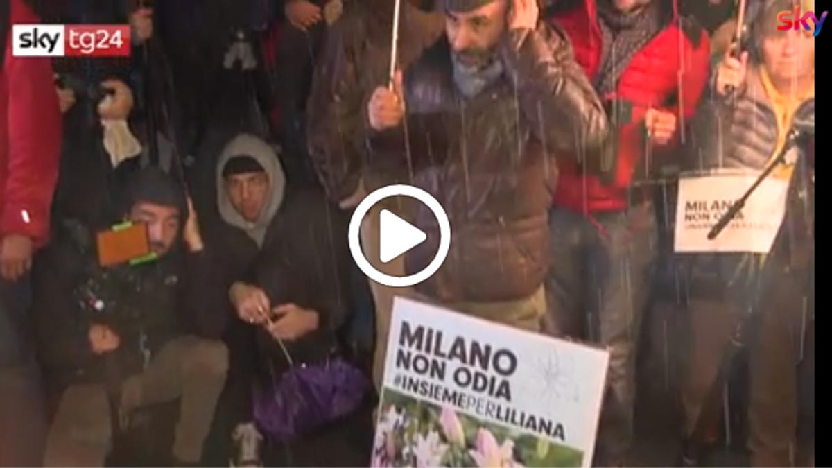 A Milano in tantissimi al presidio per Liliana Segre VIDEO