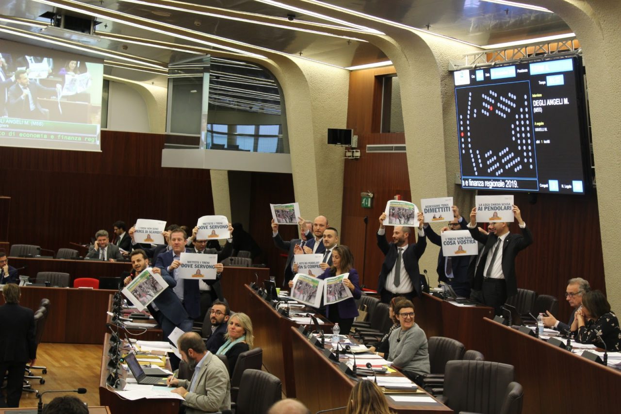 “Treni usati per campagna elettorale”, il Movimento protesta in consiglio regionale
