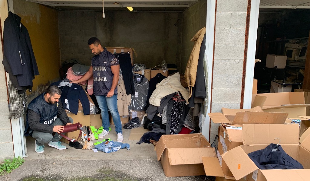 Vestiti “griffati” rubati e venduti al mercato di Belgioioso: sequestrati 1700 capi d’abbigliamento