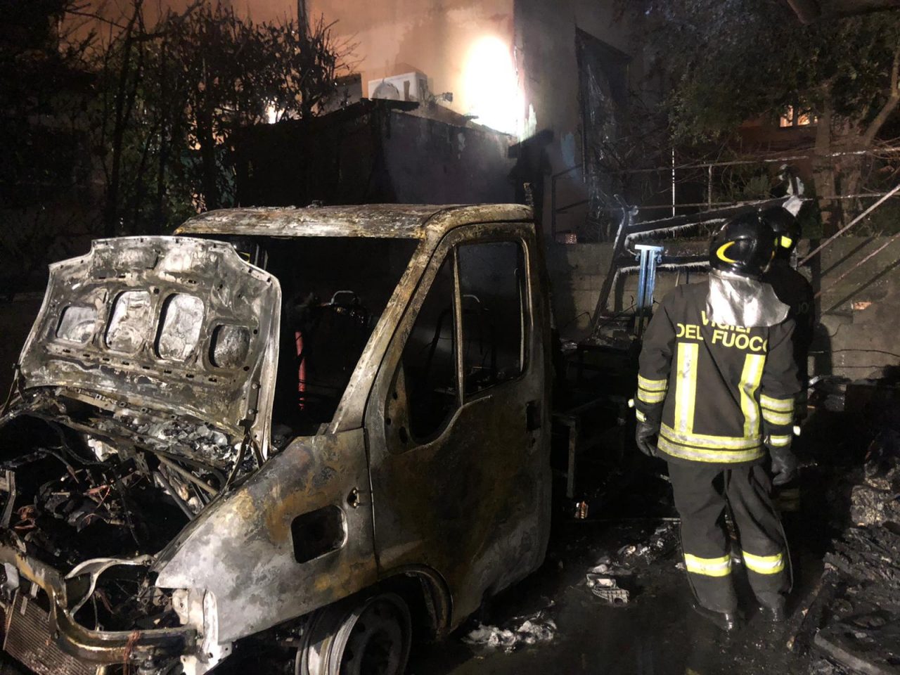 Paura a Bollate: camper prende fuoco, evacuate famiglie FOTO e VIDEO