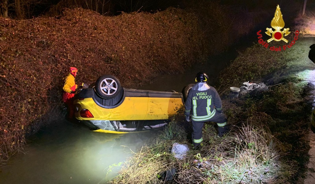 Con l’auto nel fosso: illesi li trovano al bar a rifocillarsi FOTO