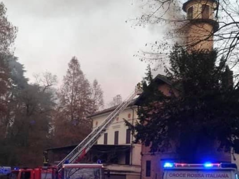 A fuoco Villa Barbavara: distrutti 150 metri quadrati di tetto