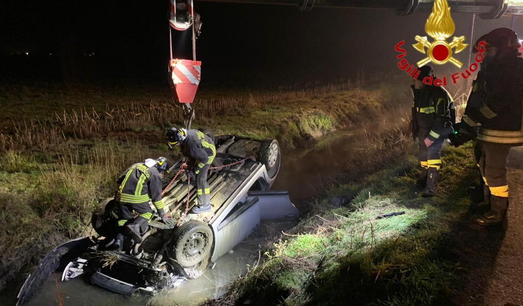Auto nel fosso sulla provinciale, ma a bordo non c’è nessuno FOTO