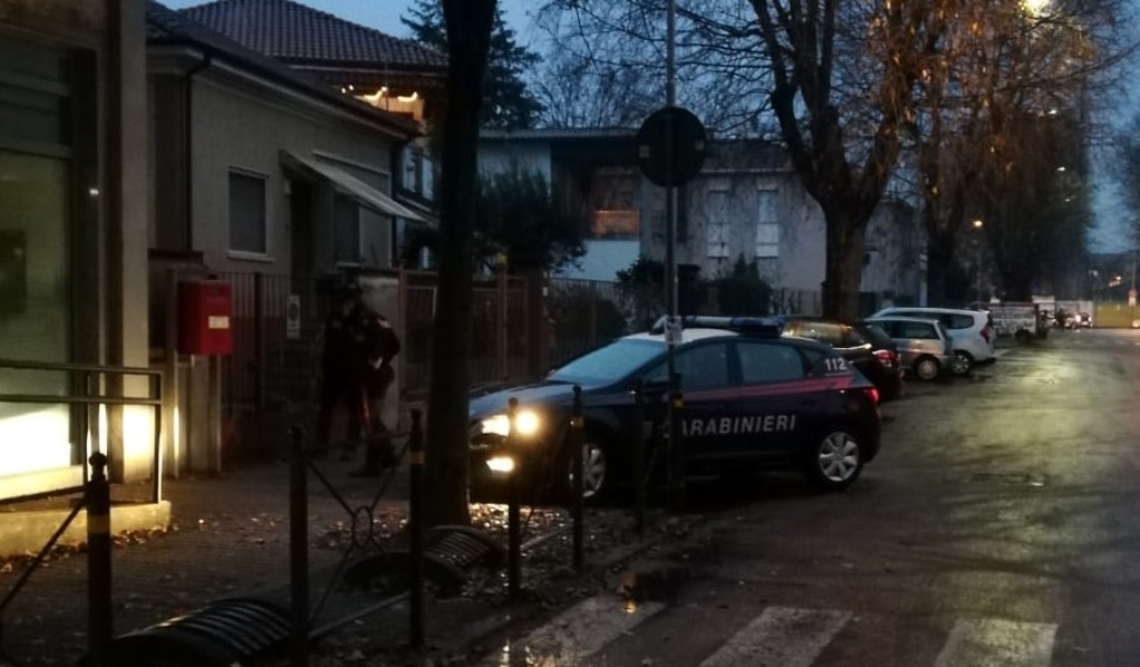Aggredisce giovane coppia per rubargli un computer: arrestato 20enne