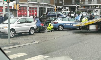 Schianto tra Bmw e Volante della Polizia: 4 feriti