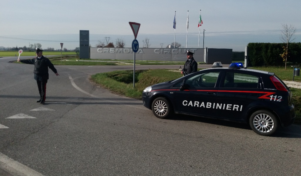 Rubava dalle auto parcheggiate al “Cremona Circuit”: denunciato 23enne pavese