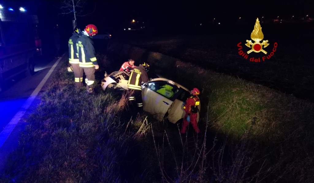 Perde il controllo dell’auto e finisce in un canale VIDEO