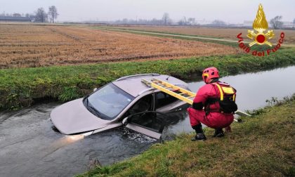 Auto esce di strada e finisce in un canale pieno d'acqua: due feriti