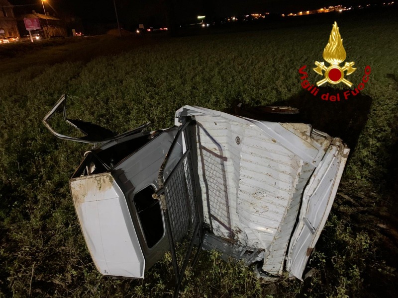 Auto tampona Ape Car: 17enne sbalzato fuori dall’abitacolo