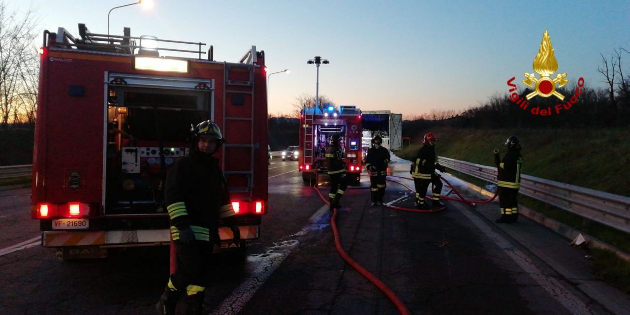Camion a fuoco sulla statale per Broni FOTO
