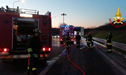 Camion a fuoco sulla statale per Broni FOTO