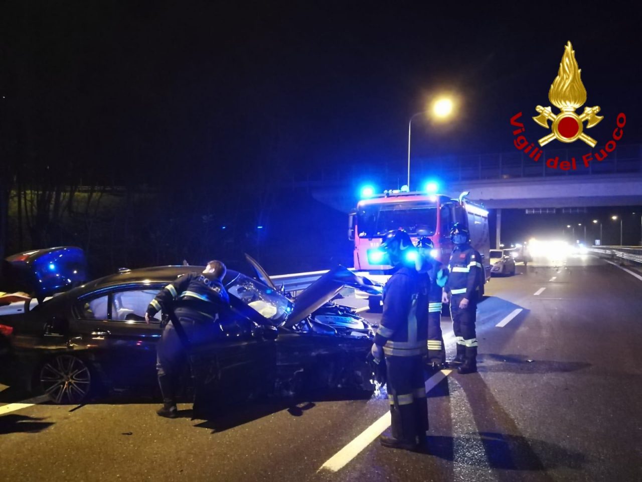 Perde il controllo dell’auto e si schianta contro il guard rail: due feriti