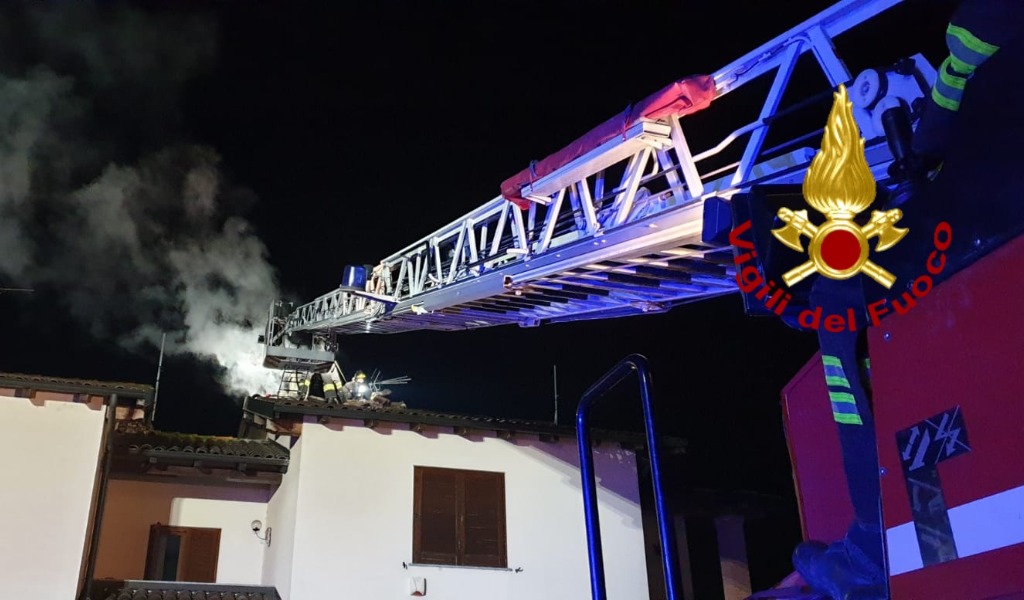 Canna fumaria in fiamme, arrivano i Vigili del fuoco