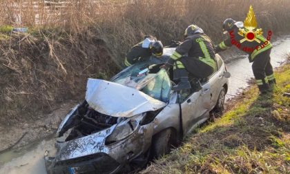 Con l'auto nel canale: 40enne soccorso e portato in ospedale