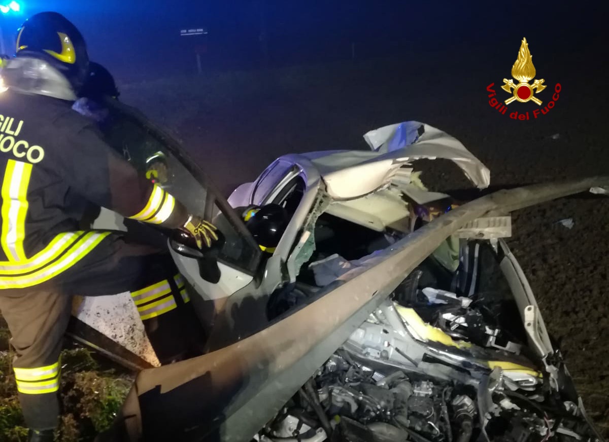 Esce di strada e si infilza nel guard rail: grave una 38enne FOTO