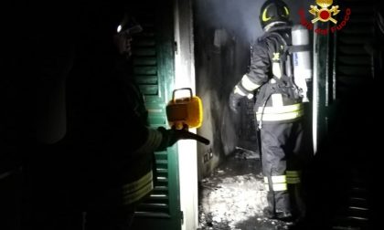 Incendio nella notte in abitazione a Mortara: tre intossicati FOTO