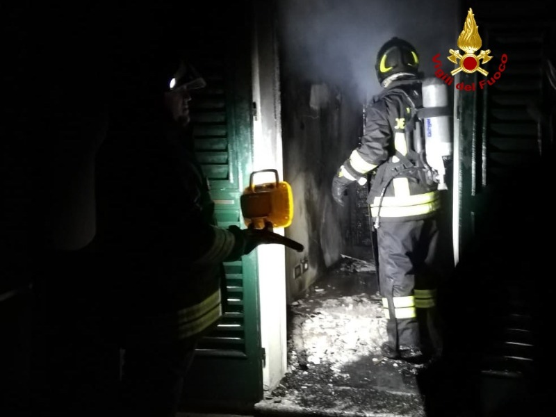 Incendio nella notte in abitazione a Mortara: tre intossicati FOTO