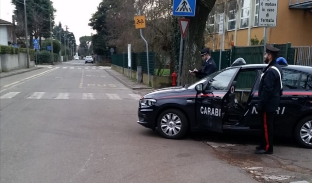 Tragedia sfiorata a Natale: litiga col vicino e lo aggredisce con un machete
