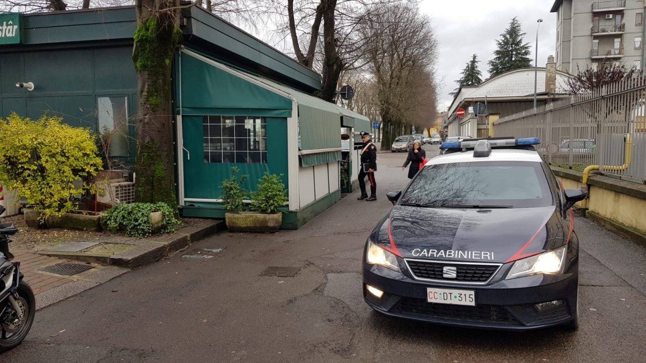 Tenta furto al bar: bloccato con il piede di porco in mano