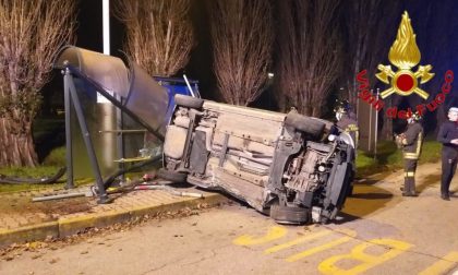 Auto si ribalta e travolge la pensilina dell’autobus: tre ragazzi feriti FOTO