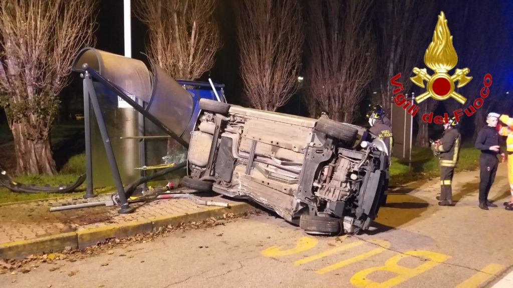 Auto si ribalta e travolge la pensilina dell’autobus: tre ragazzi feriti FOTO