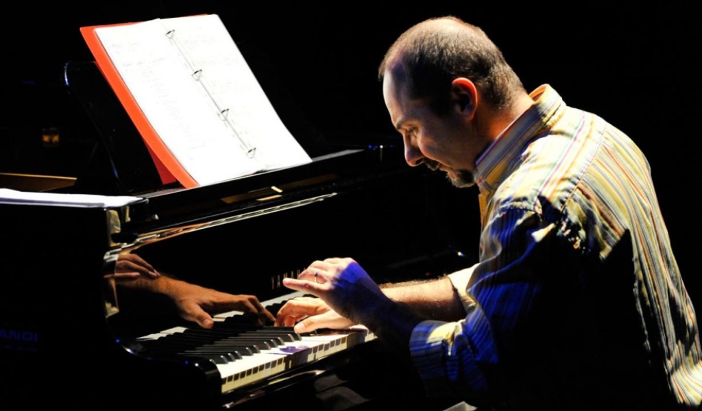 Natale in ospedale, il pianoforte di Umberto Petrin per i malati della Maugeri