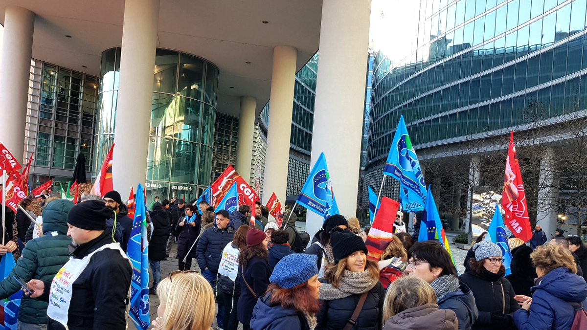 Conad Auchan: lavoratori protestano sotto la Regione (che striglia a sua volta il Ministero)
