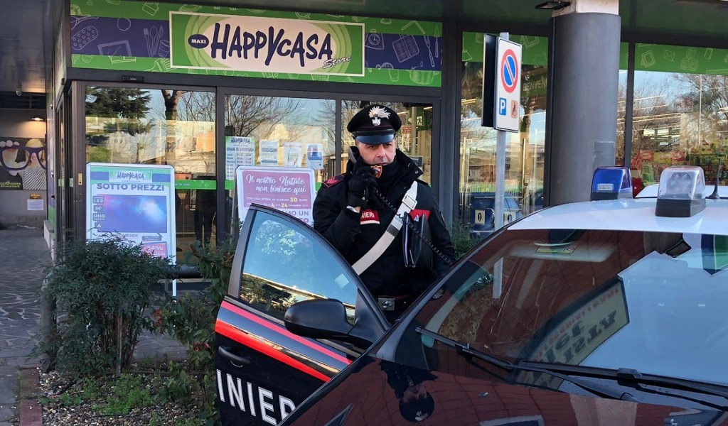 Scoperto a rubare fugge mostrando una pistola ma i Carabinieri lo rintracciano