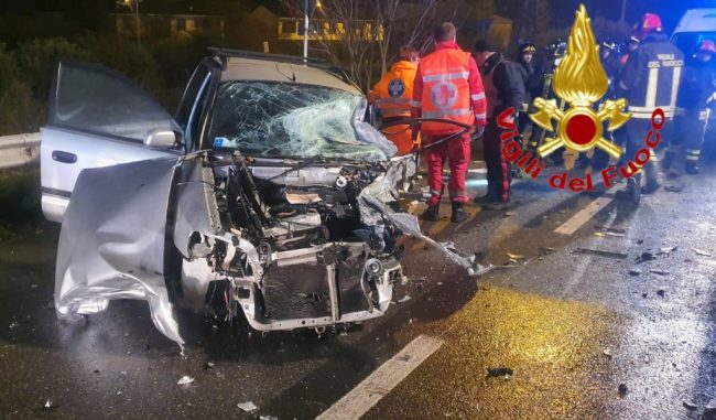 Schianto contro mezzo pesante: 27enne perde la vita