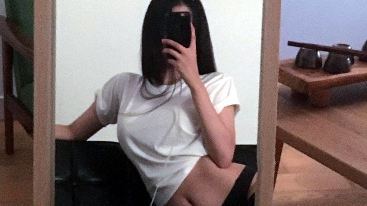 Dodicenne invia selfie hot a un compagno, lui lo pubblica sui social