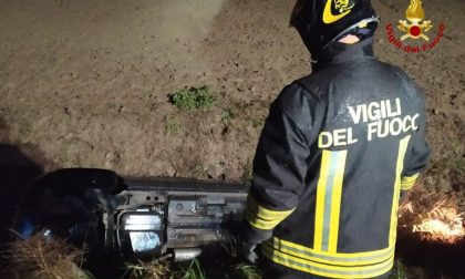 28enne si ribalta nel fossato e rimane incastrata nell'auto