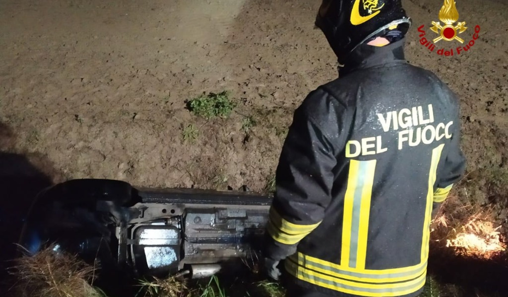 28enne si ribalta nel fossato e rimane incastrata nell’auto