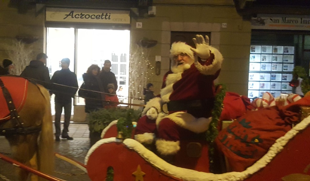 Mi è sembrato di vedere un Babbo Natale in giro per Voghera.. FOTO