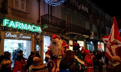 Natale a Voghera: i personaggi delle fiabe arrivano sui trampoli FOTO