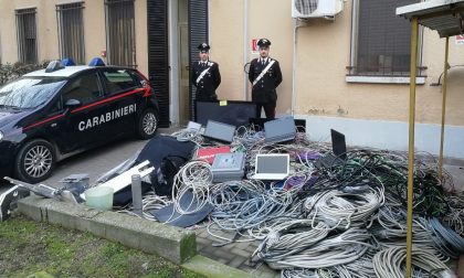 Scappano alla vista dei carabinieri: in auto diverso materiale rubato in un'azienda