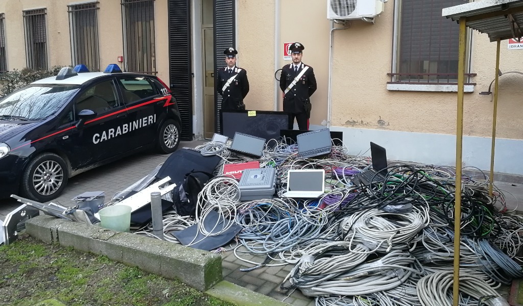 Scappano alla vista dei carabinieri: in auto diverso materiale rubato in un’azienda